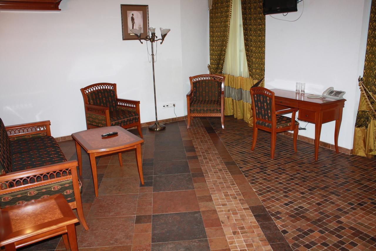 Hôtel Mirskiy Castle Extérieur photo